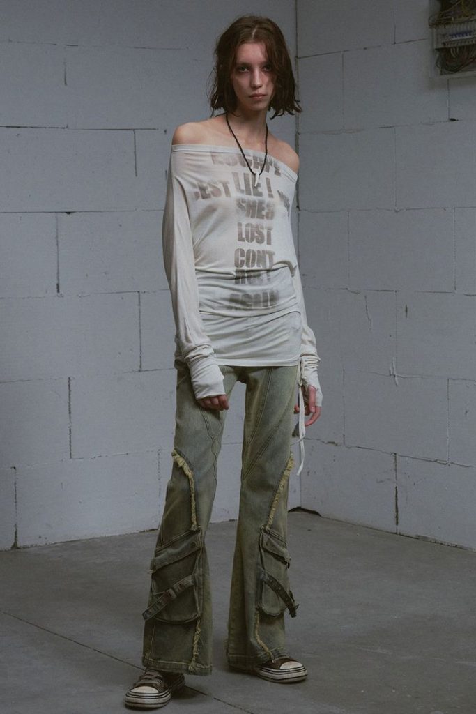 90s and early 2000s is back—low-rise jeans